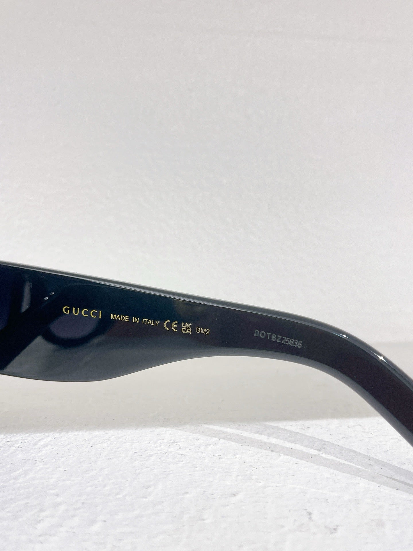 Braune, schwarze und blaue Sonnenbrille