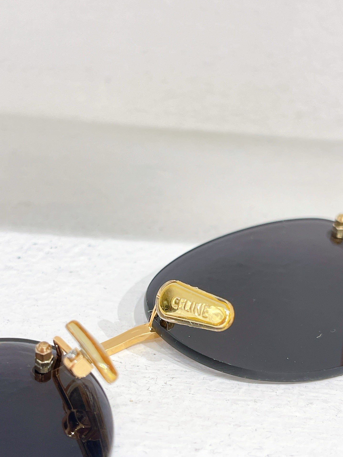 Schwarze, braune und rosa Sonnenbrille