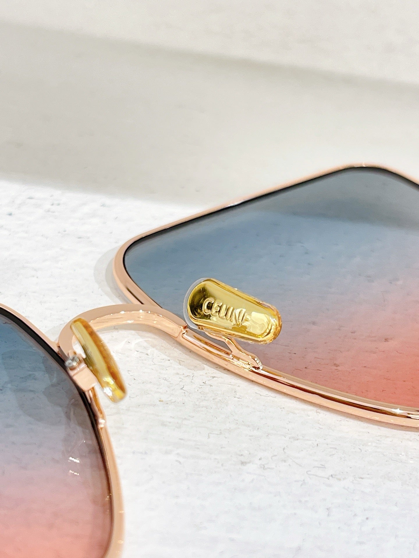 Schwarze, braune und rosa Sonnenbrille