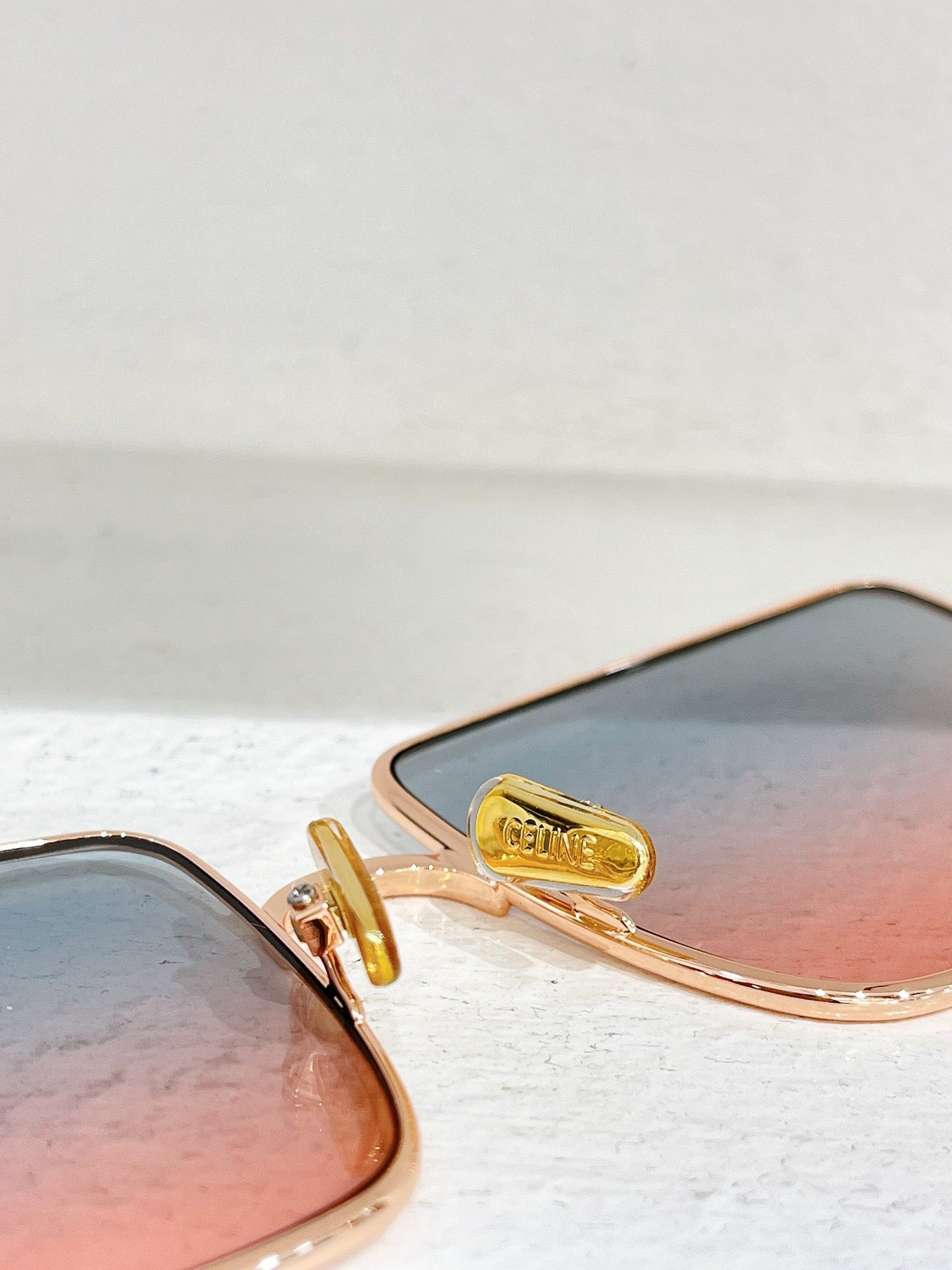 Schwarze, braune und rosa Sonnenbrille