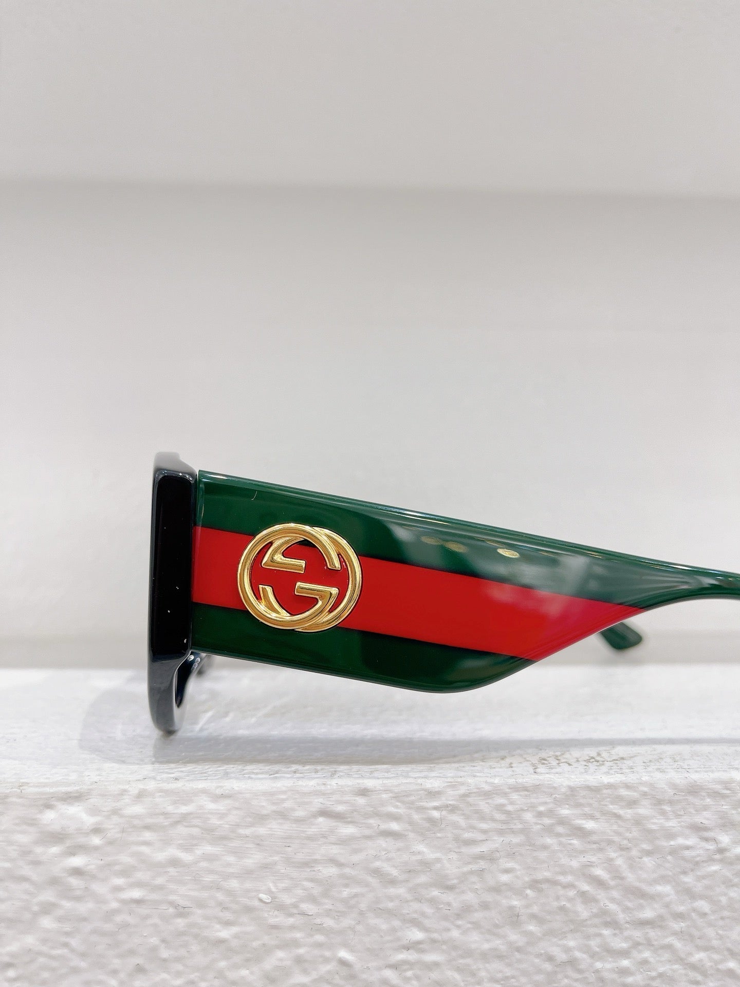 Schwarze und braune Sonnenbrille