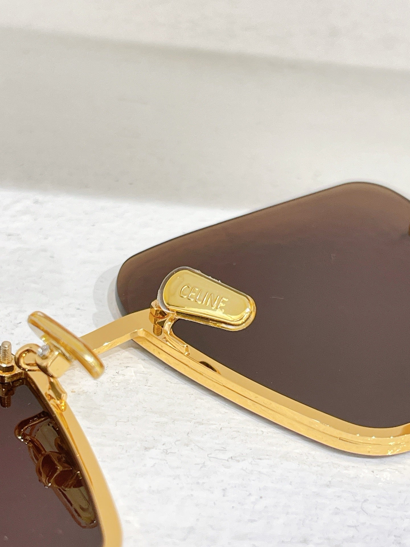 Blaue, schwarze und braune Sonnenbrille