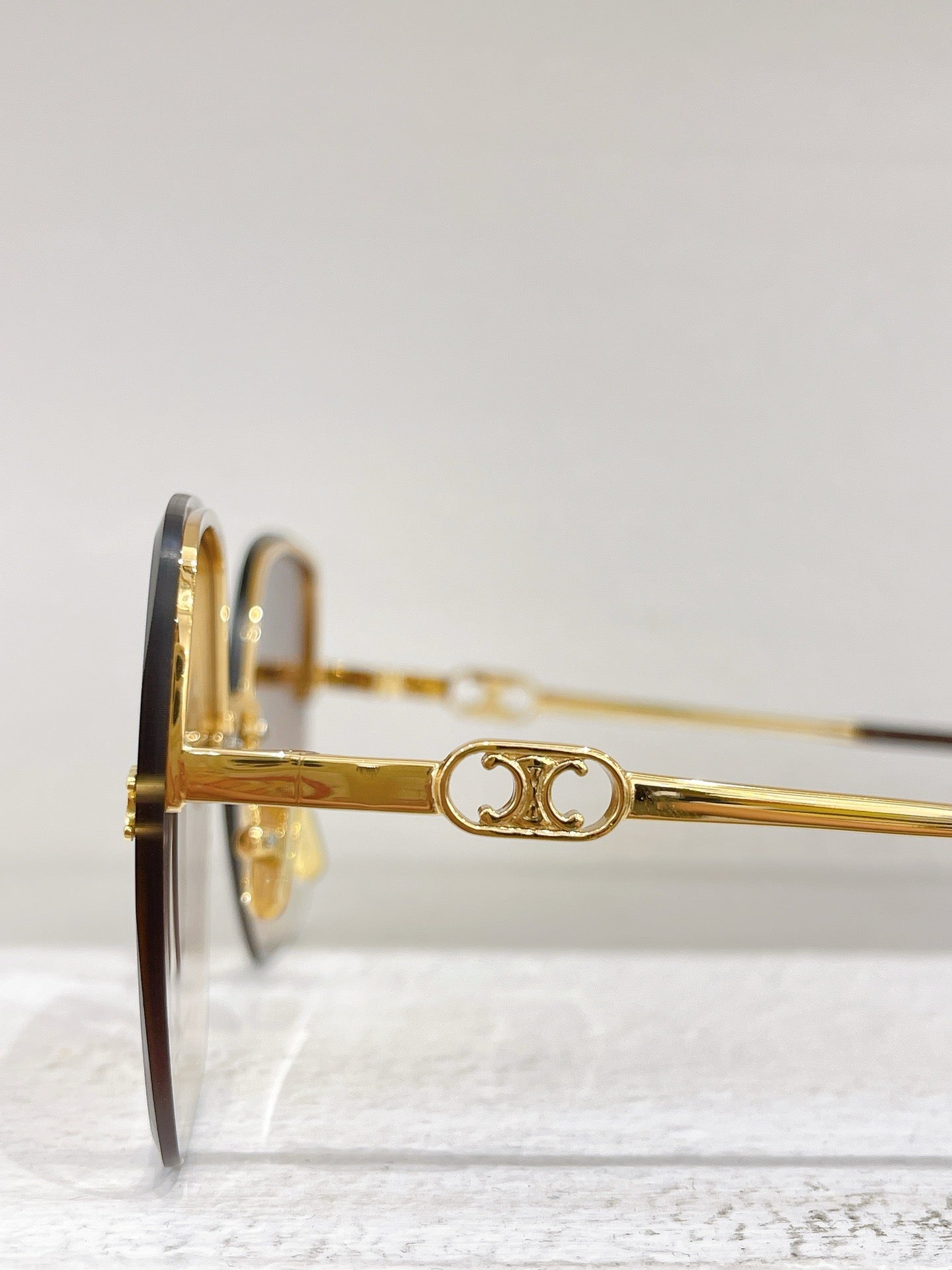 Blaue, schwarze und braune Sonnenbrille