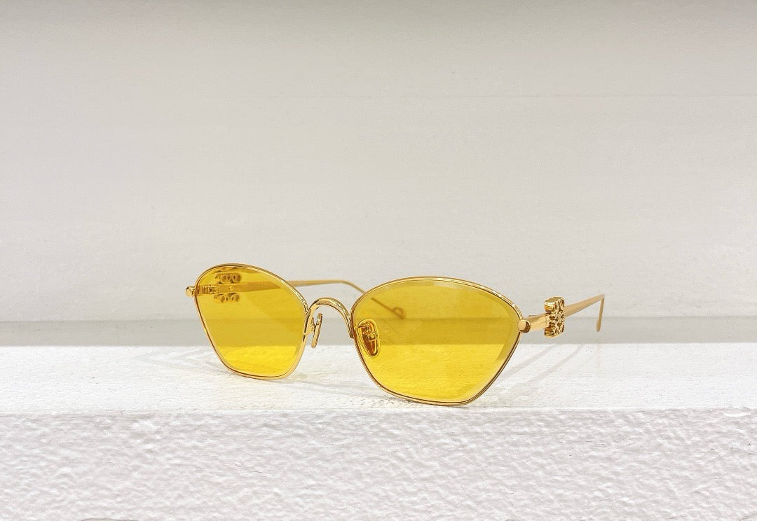 Braune, gelbe, rosa und schwarze Sonnenbrille