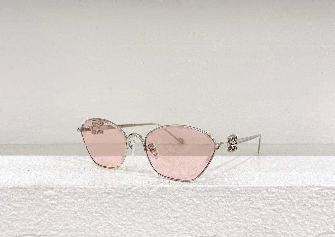 Braune, gelbe, rosa und schwarze Sonnenbrille