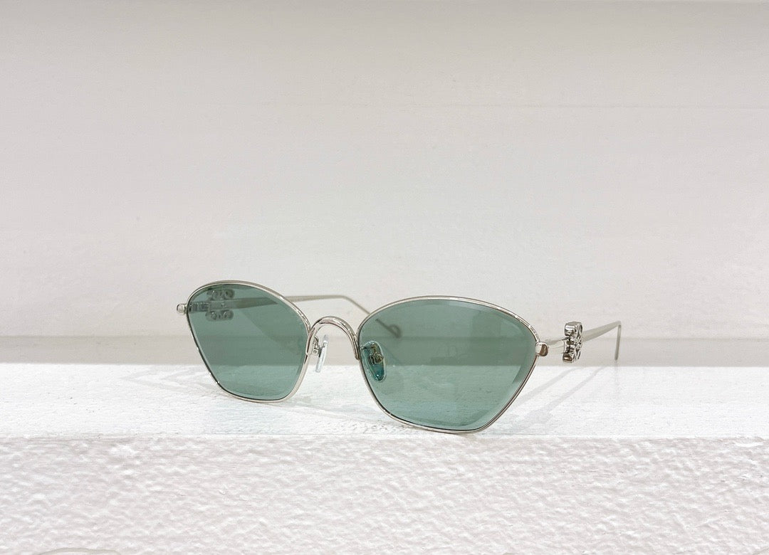 Braune, gelbe, rosa und schwarze Sonnenbrille