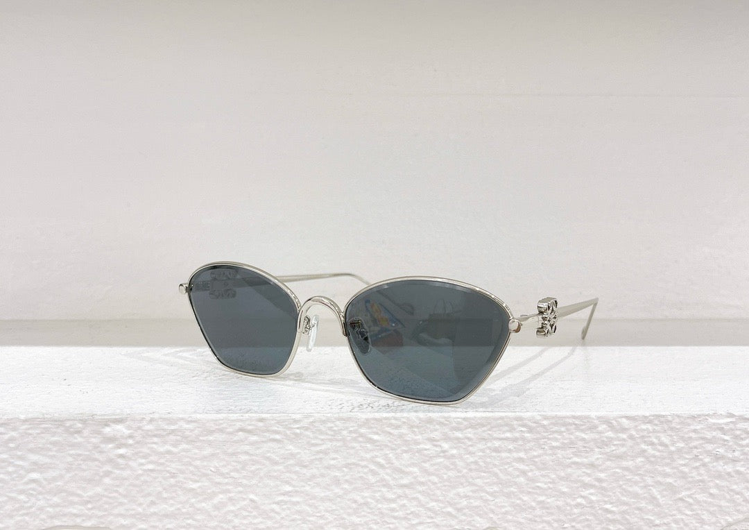 Braune, gelbe, rosa und schwarze Sonnenbrille
