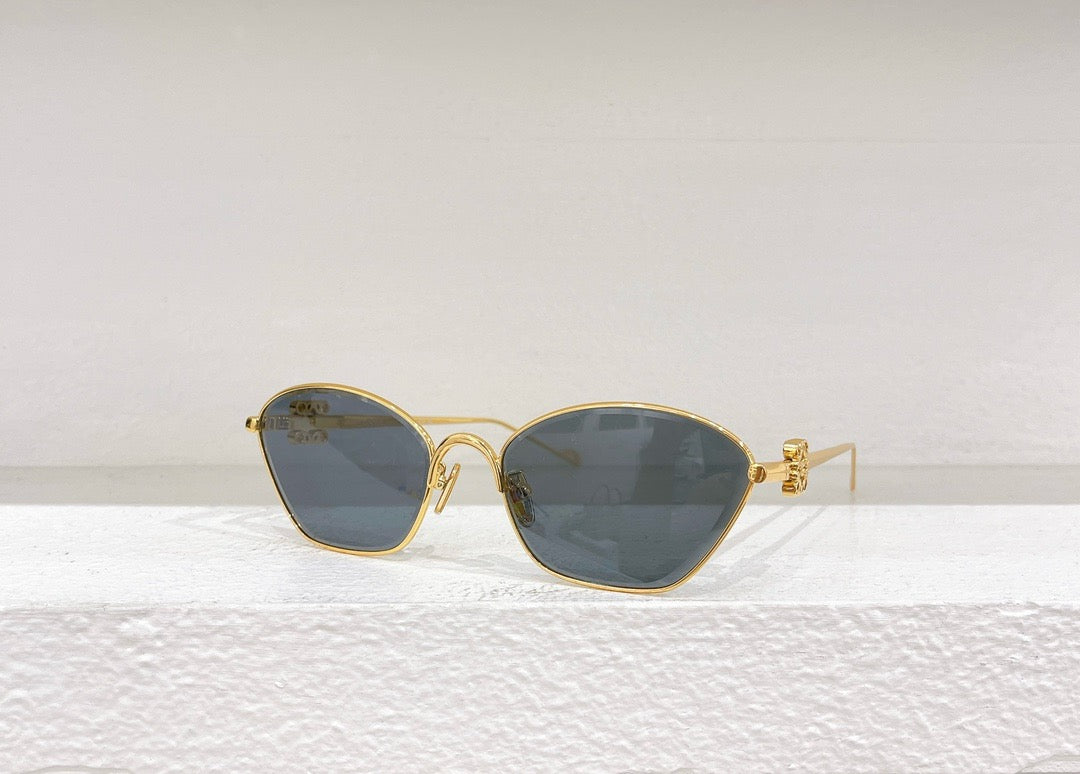 Braune, gelbe, rosa und schwarze Sonnenbrille