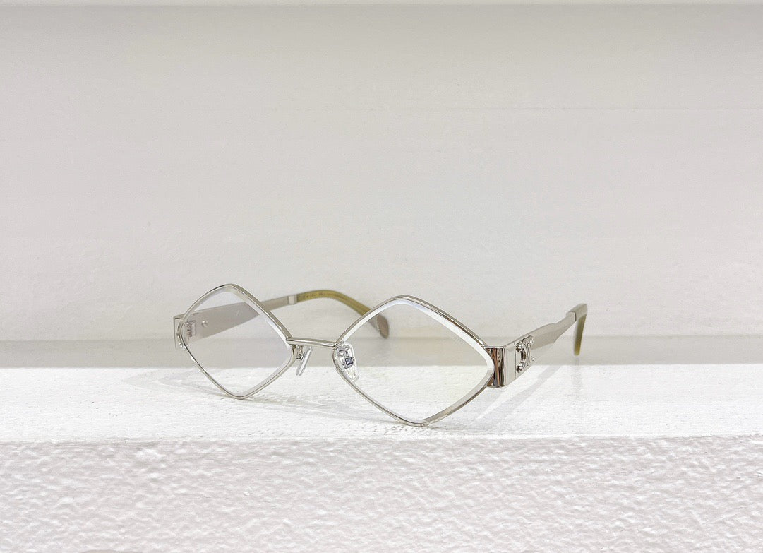 Schwarze, weiße, rosa und braune Sonnenbrille