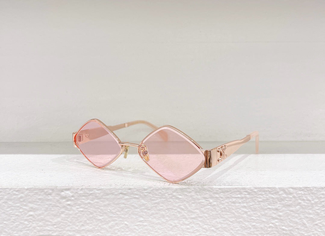 Schwarze, weiße, rosa und braune Sonnenbrille