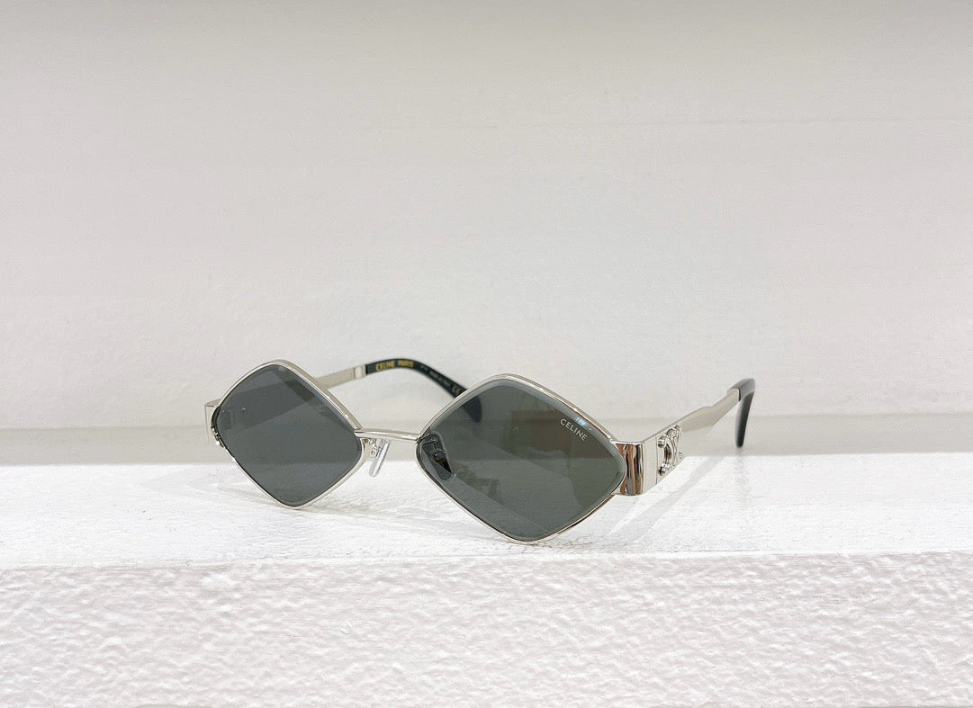 Schwarze, weiße, rosa und braune Sonnenbrille