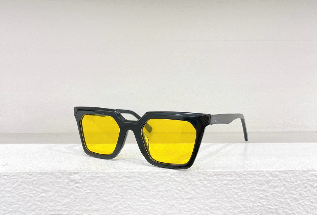 Gafas de sol amarillas, rosas, negras, azules y grises