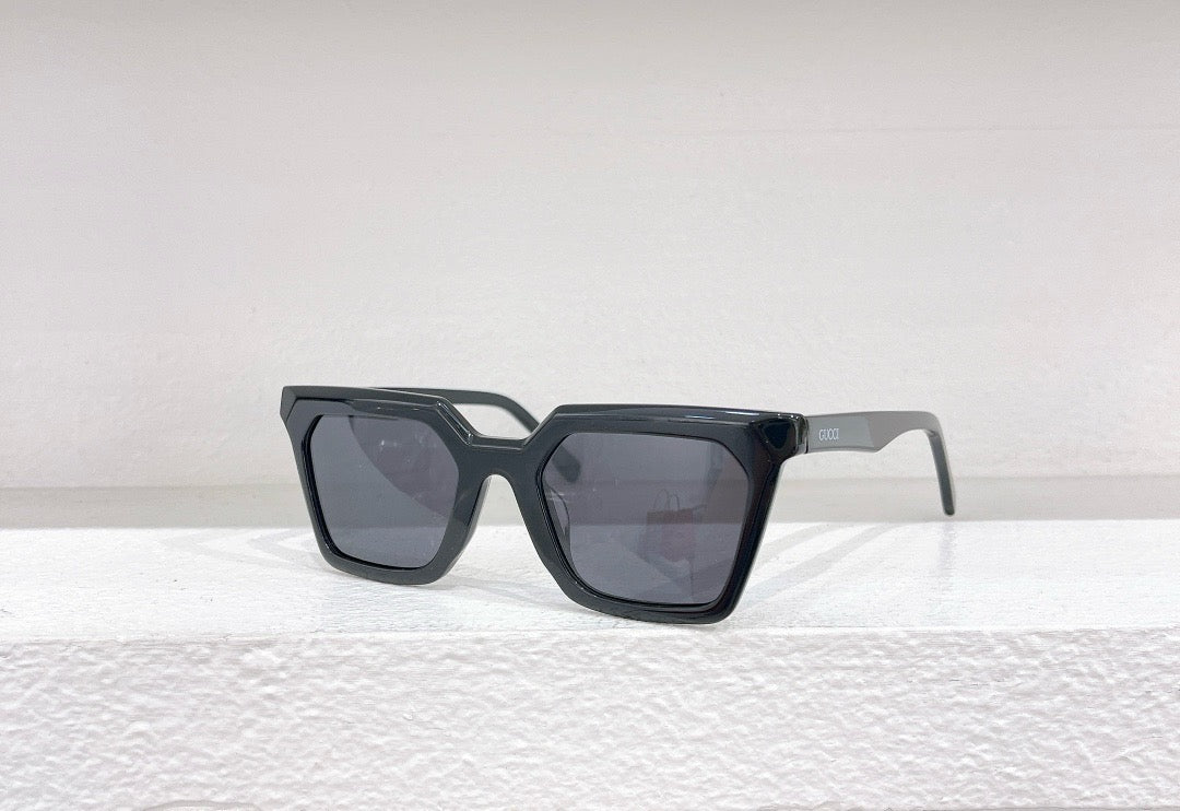 نظارة شمسية باللون الأصفر والوردي والأسود والأزرق والرمادي