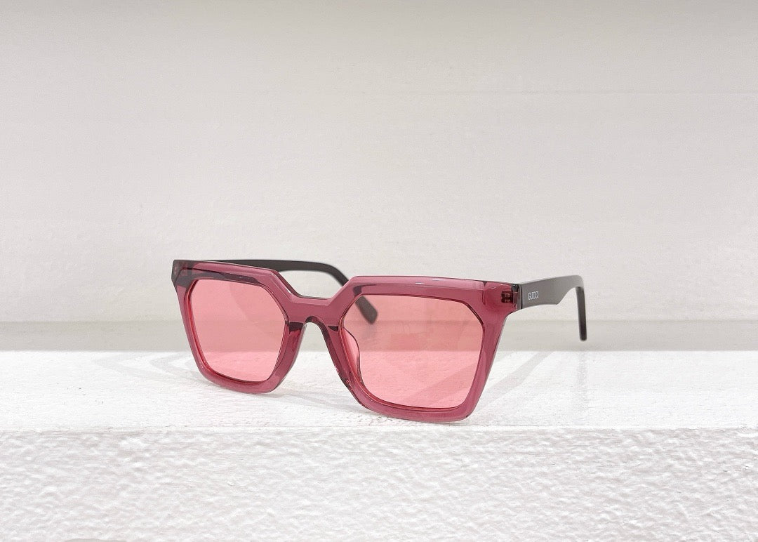 نظارة شمسية باللون الأصفر والوردي والأسود والأزرق والرمادي