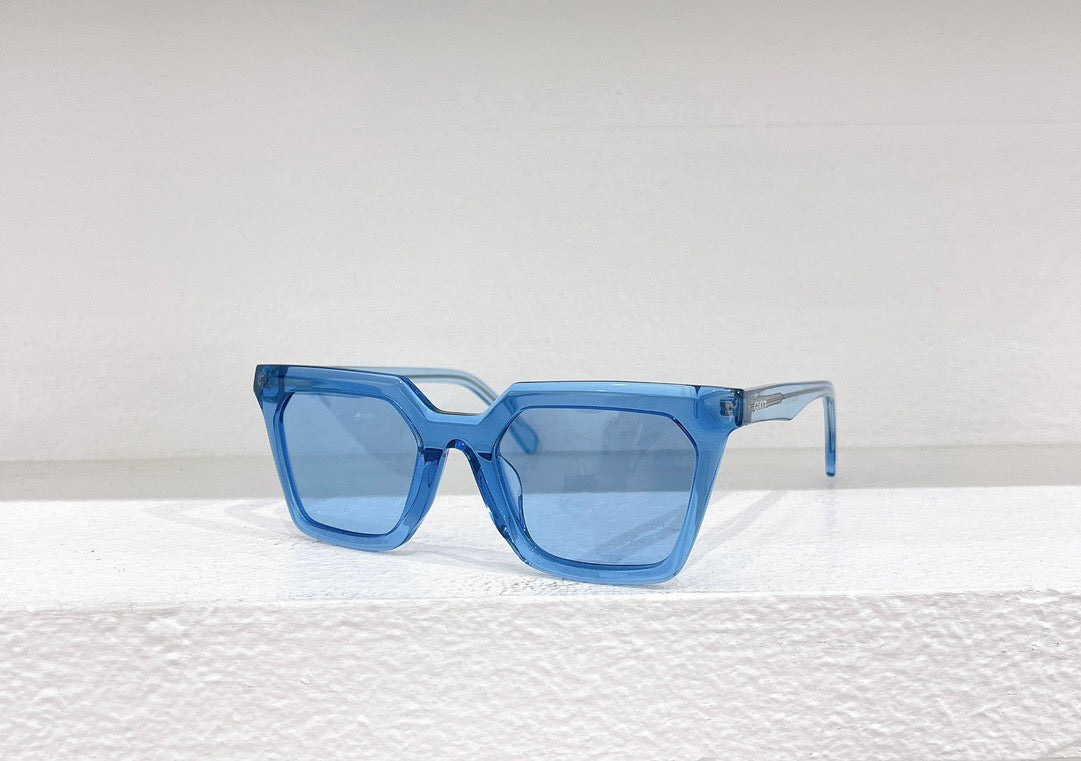Gafas de sol amarillas, rosas, negras, azules y grises