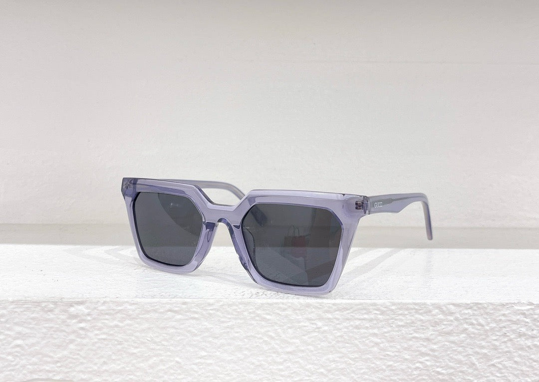 نظارة شمسية باللون الأصفر والوردي والأسود والأزرق والرمادي