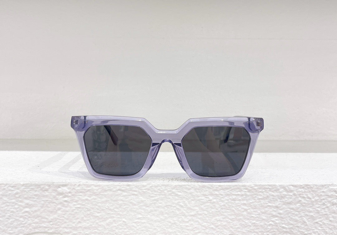 نظارة شمسية باللون الأصفر والوردي والأسود والأزرق والرمادي