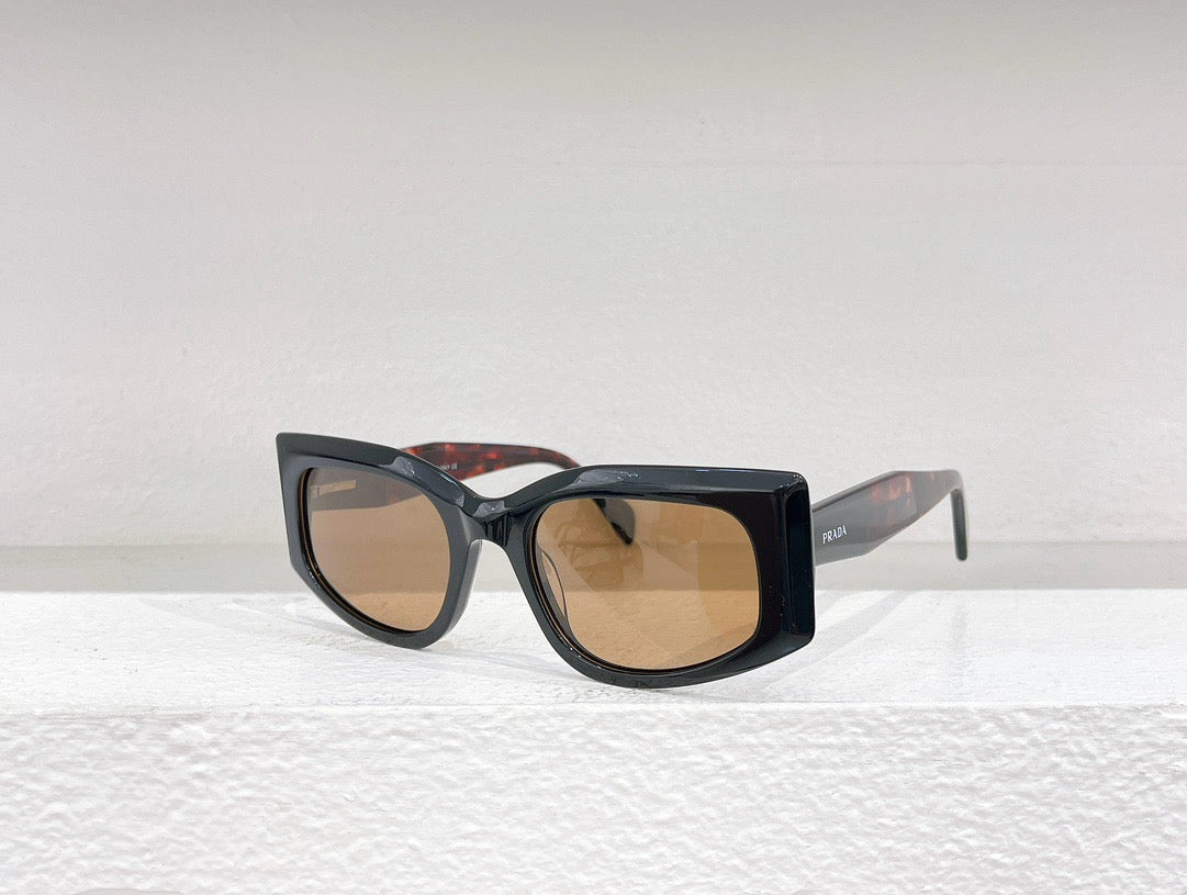 نظارة شمسية باللون الأسود والأحمر والأبيض