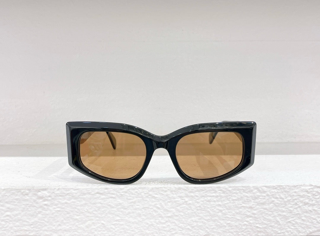 نظارة شمسية باللون الأسود والأحمر والأبيض