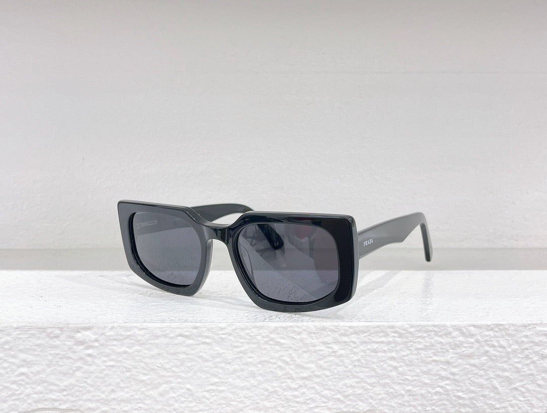 Schwarze, blaue, braune und graue Sonnenbrille
