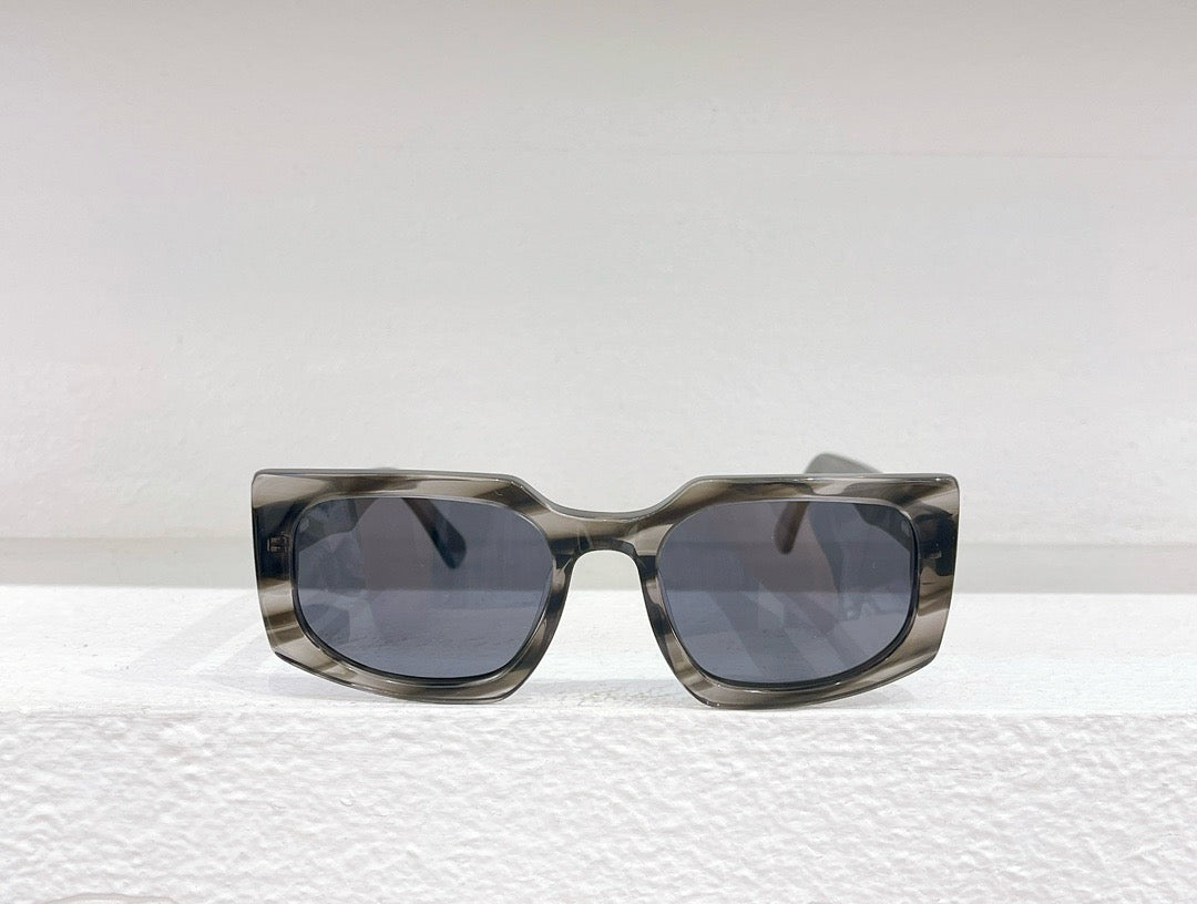 Schwarze, blaue, braune und graue Sonnenbrille