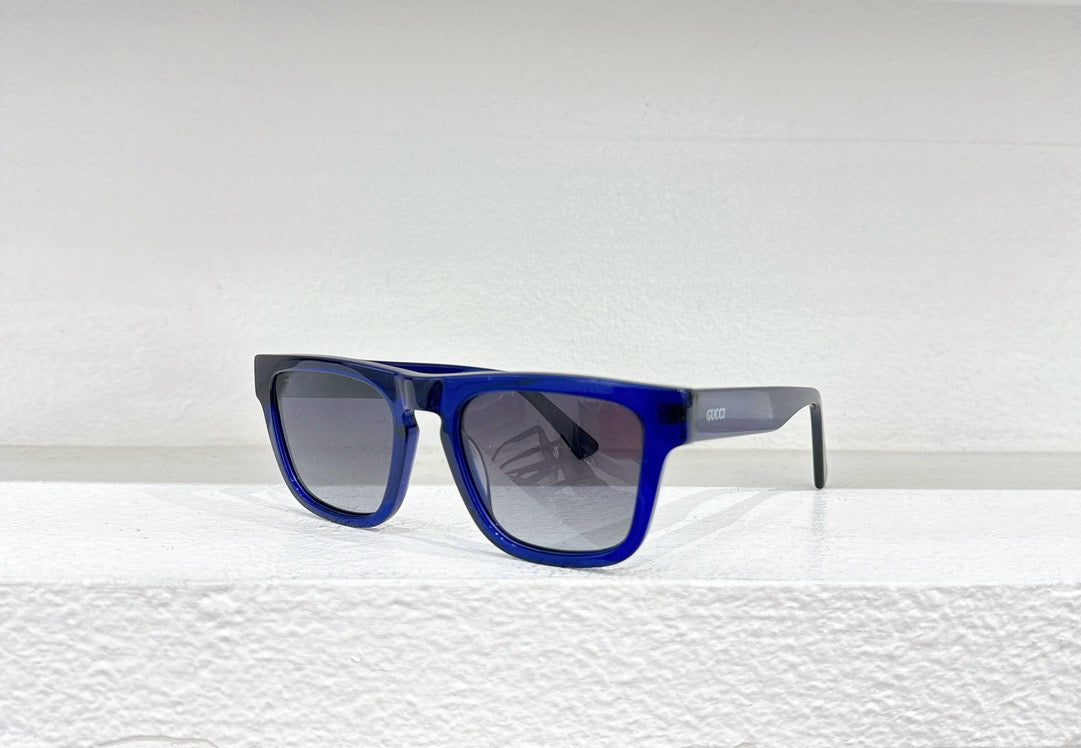 Schwarze, blaue, braune und rote Sonnenbrille