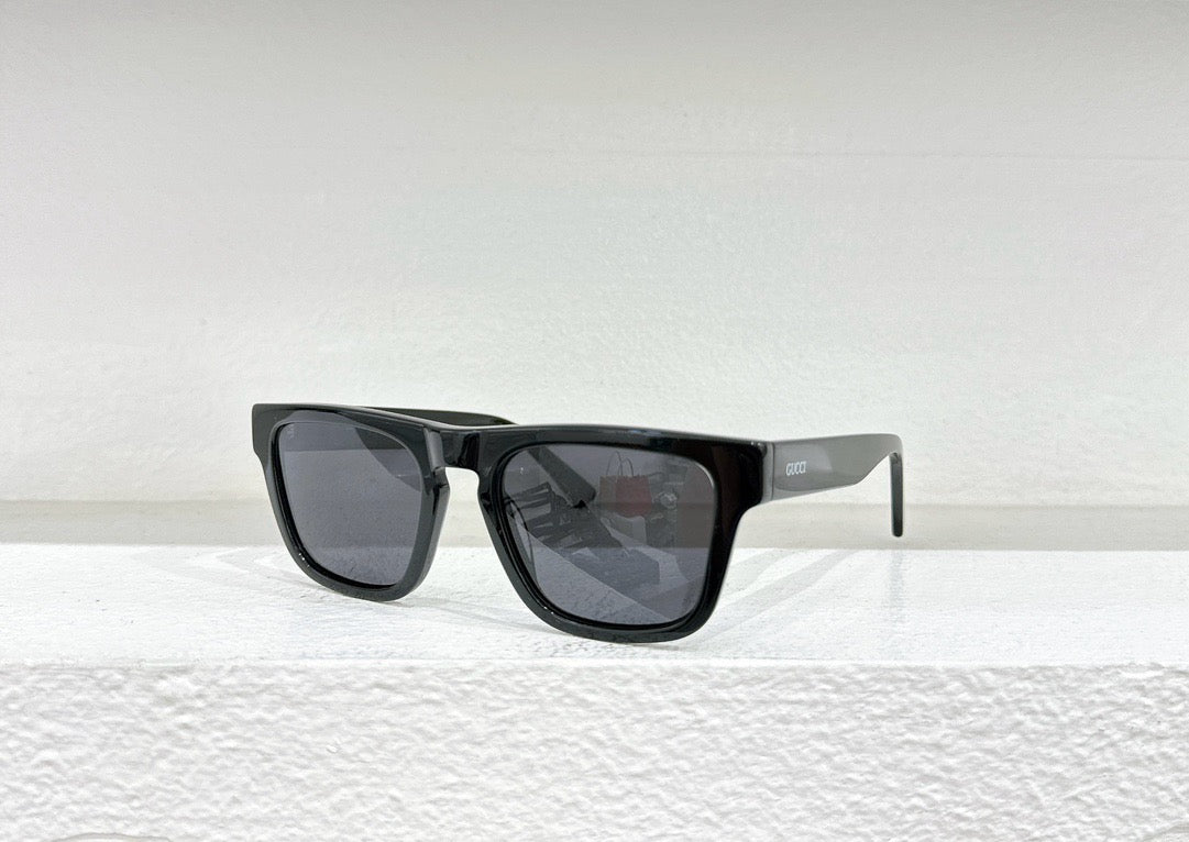 Schwarze, blaue, braune und rote Sonnenbrille