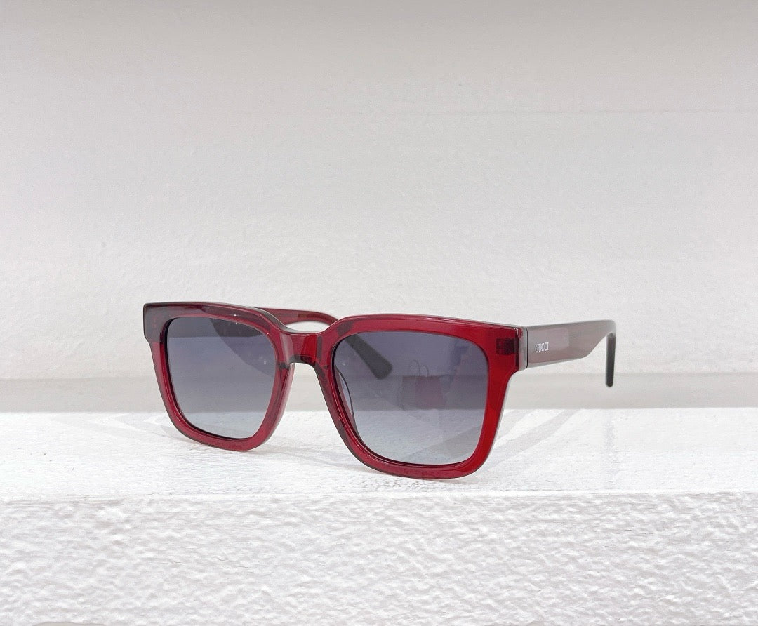 Schwarze, blaue, braune und rote Sonnenbrille