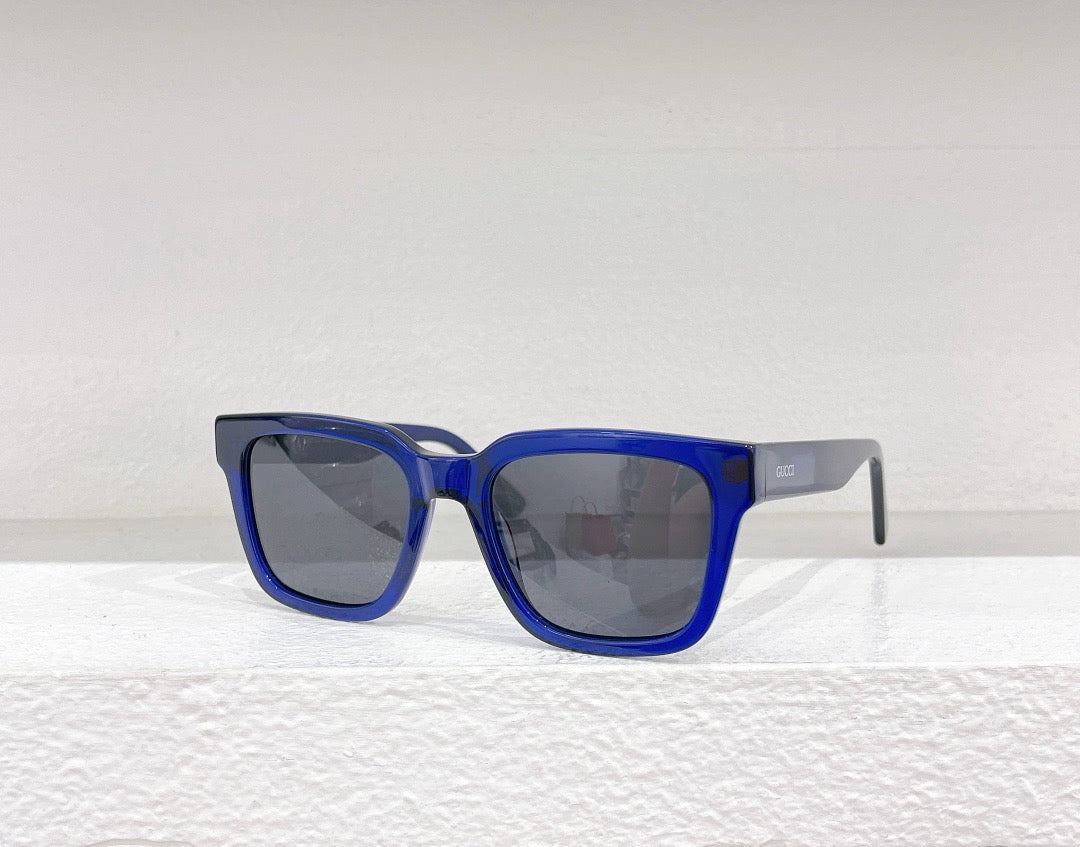 Schwarze, blaue, braune und rote Sonnenbrille