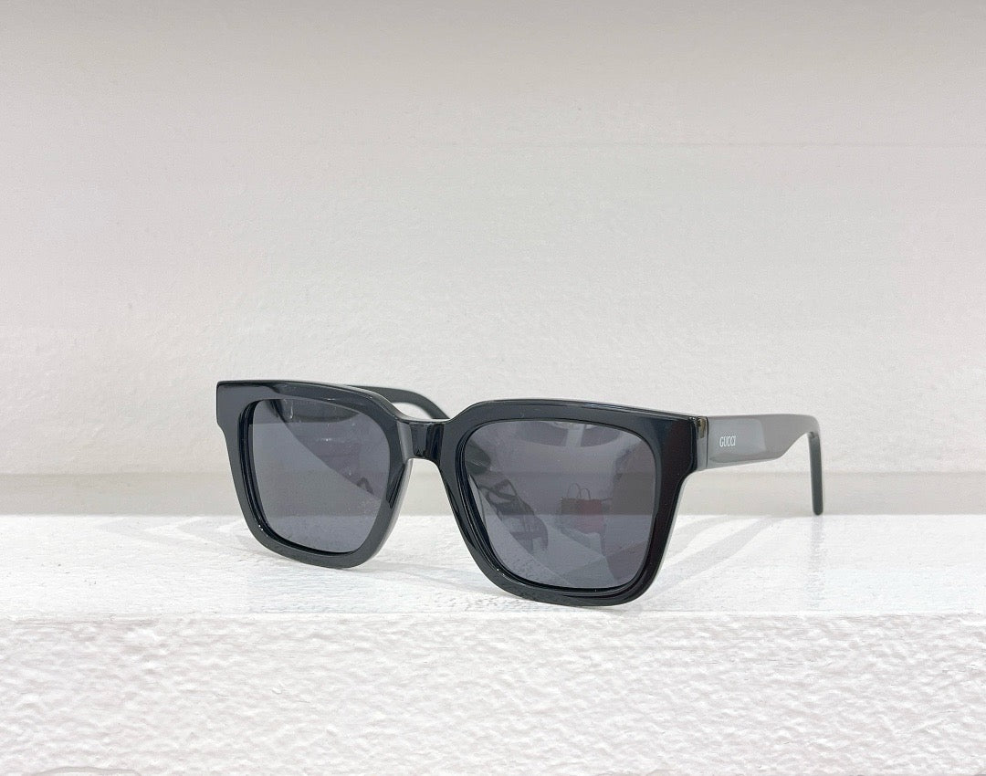 Schwarze, blaue, braune und rote Sonnenbrille