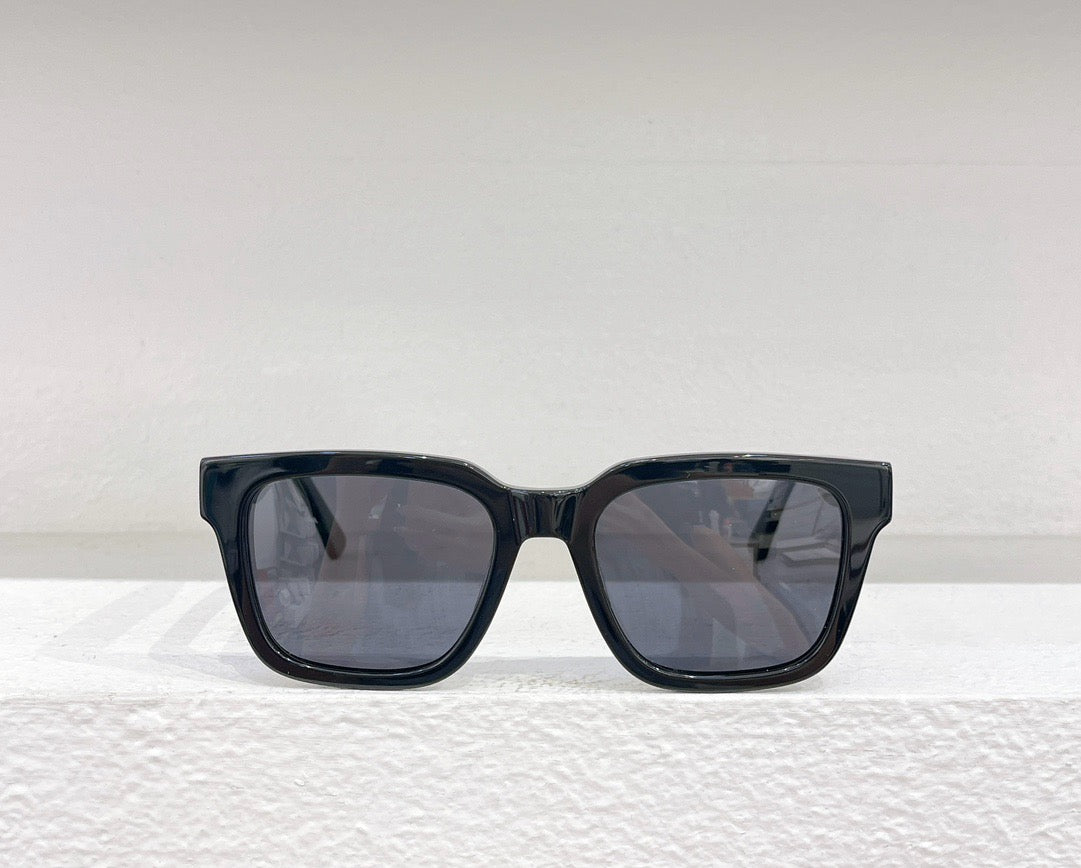 Schwarze, blaue, braune und rote Sonnenbrille