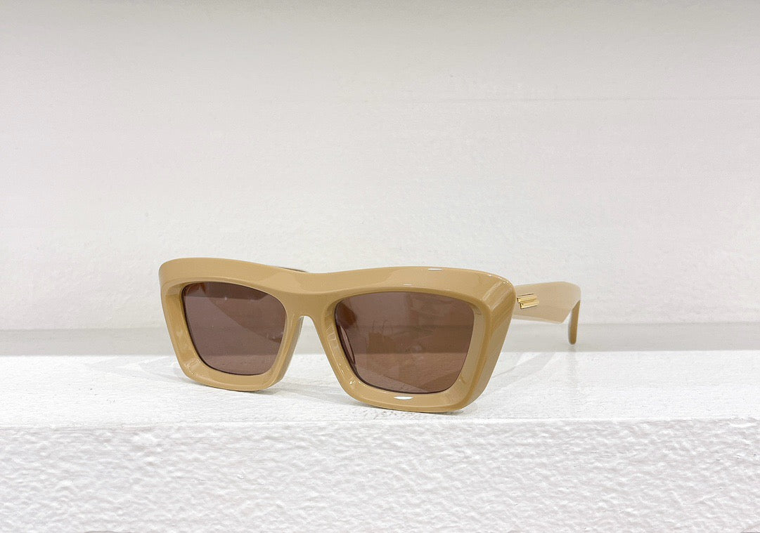 Braune, himmelblaue und schwarze Sonnenbrille