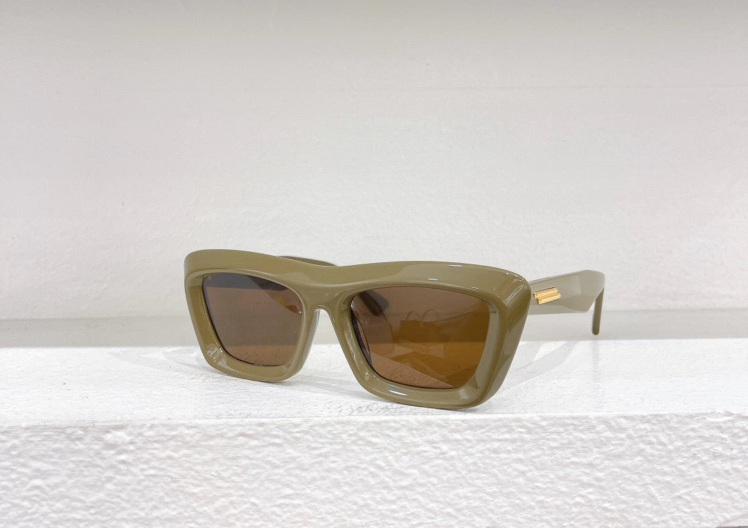 Braune, himmelblaue und schwarze Sonnenbrille