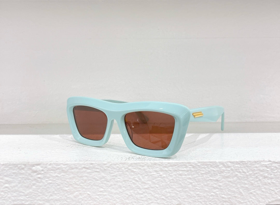 Braune, himmelblaue und schwarze Sonnenbrille