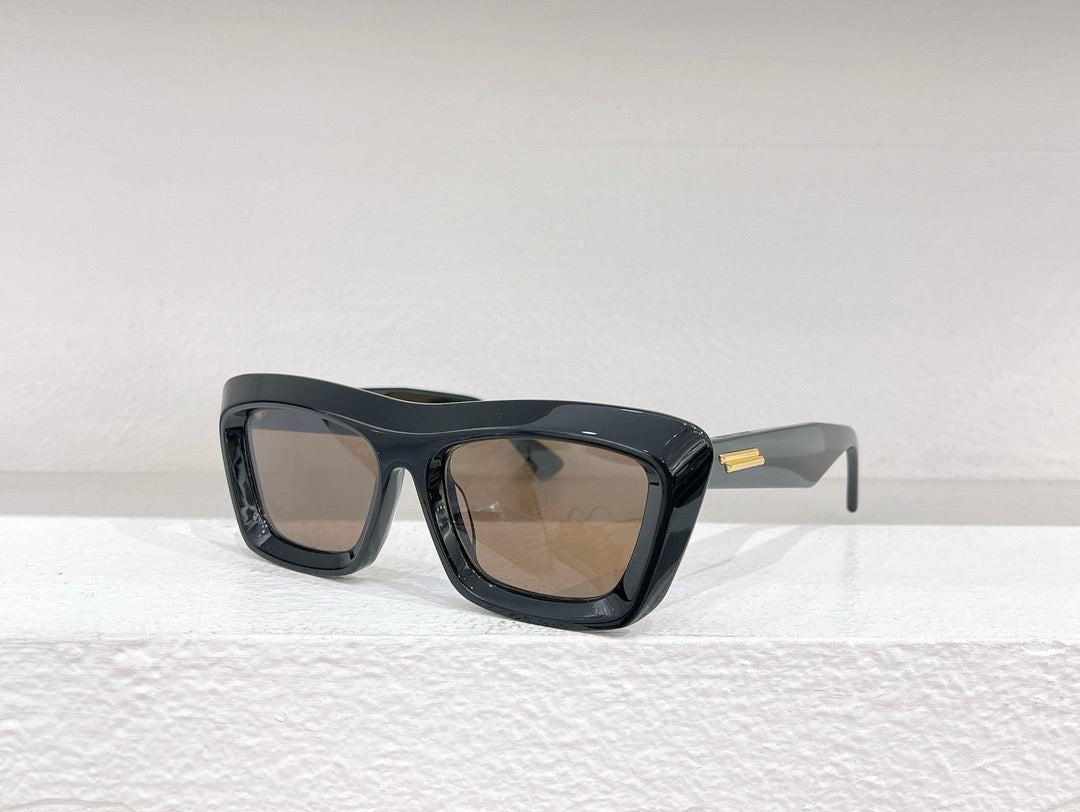 Braune, himmelblaue und schwarze Sonnenbrille