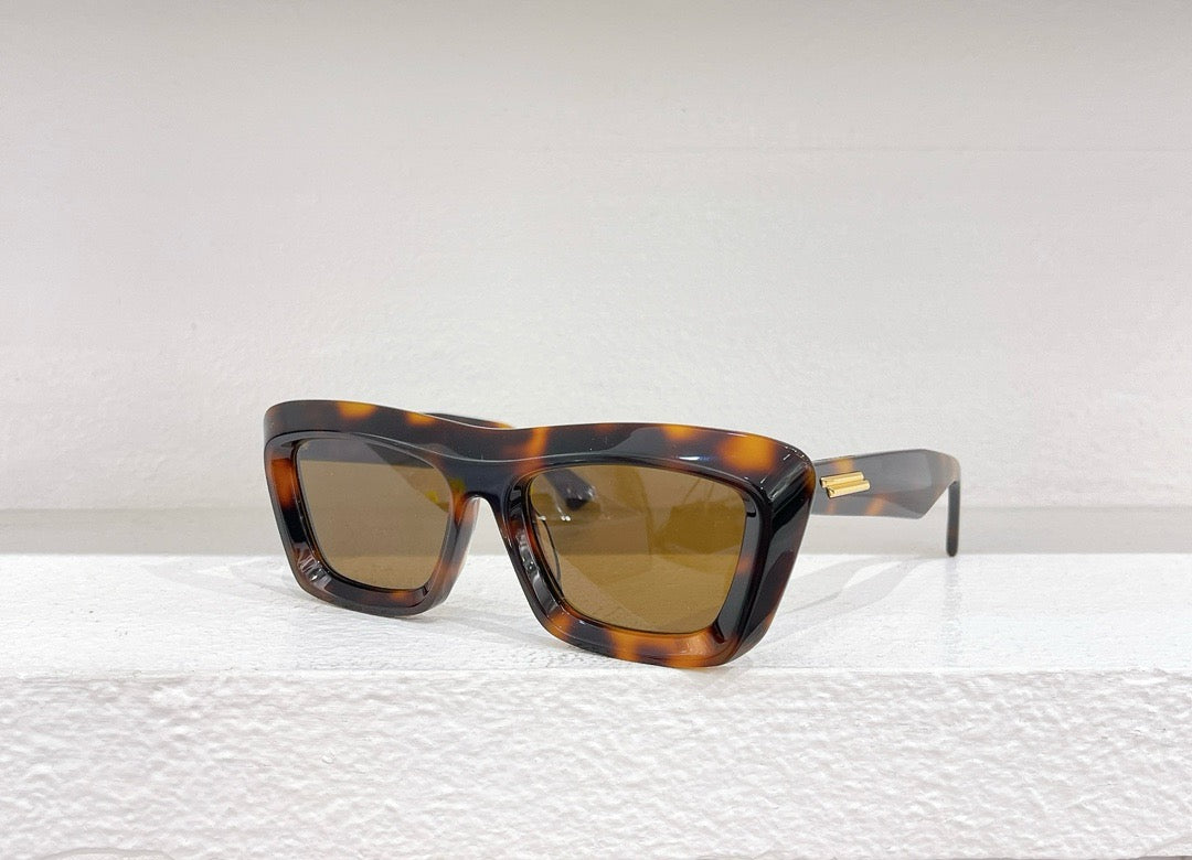 Braune, himmelblaue und schwarze Sonnenbrille