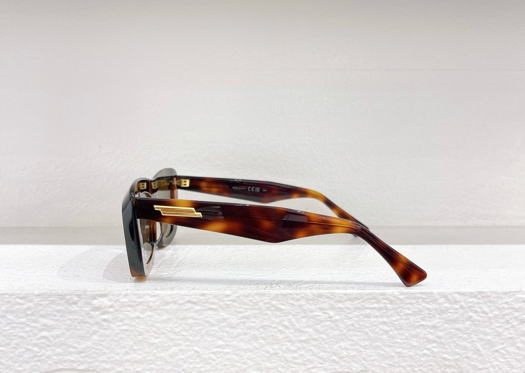 Braune, himmelblaue und schwarze Sonnenbrille