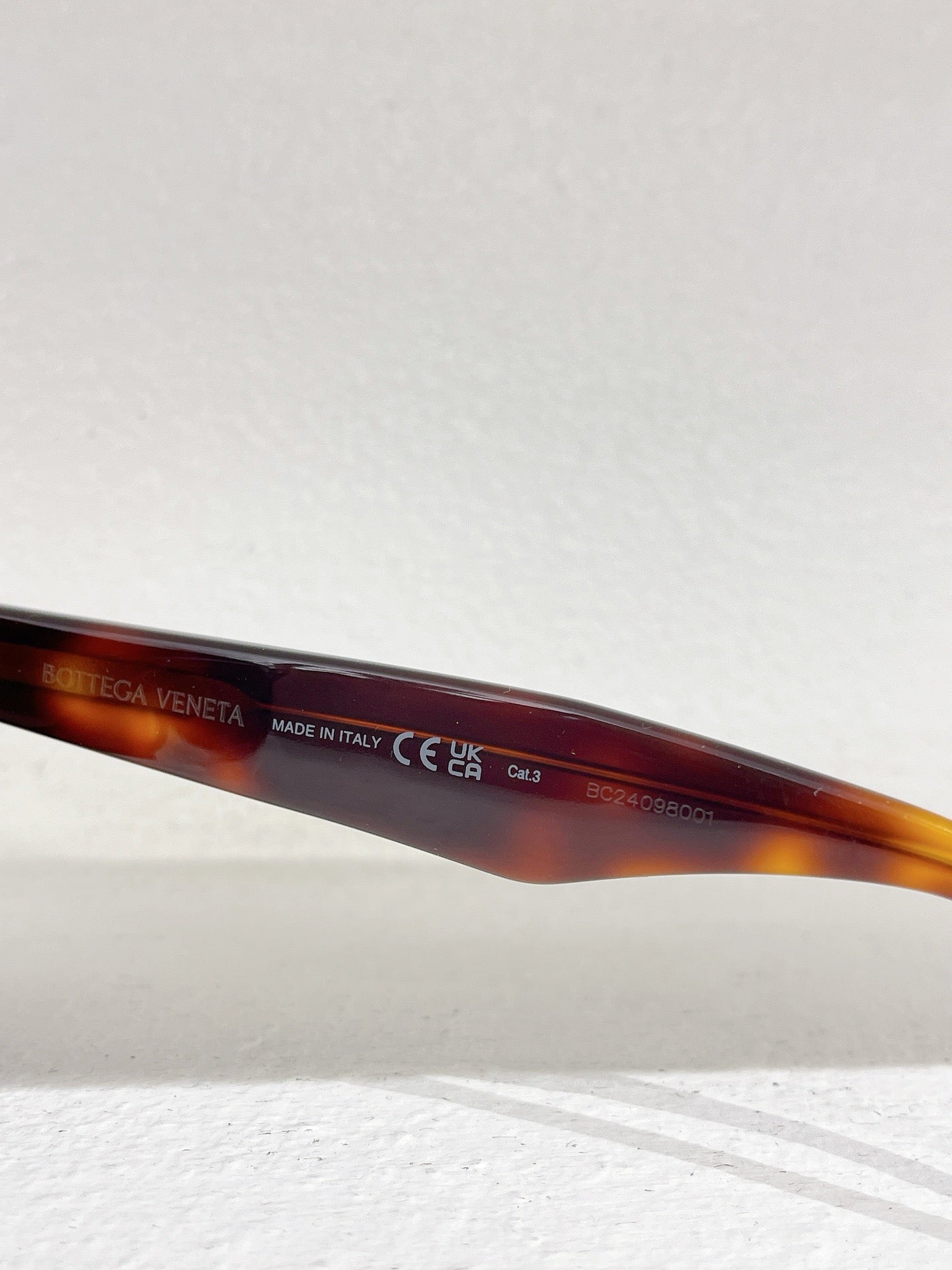 Braune, himmelblaue und schwarze Sonnenbrille