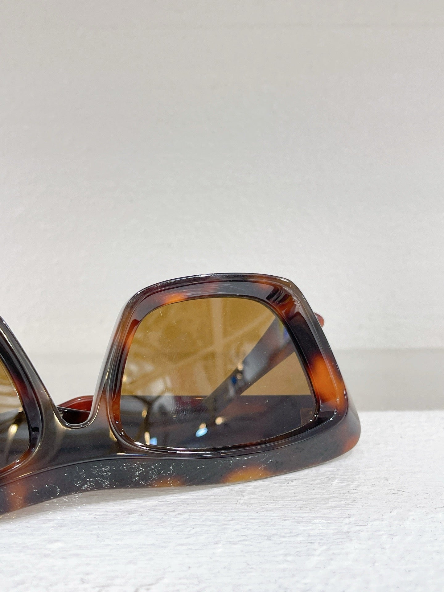 Braune, himmelblaue und schwarze Sonnenbrille