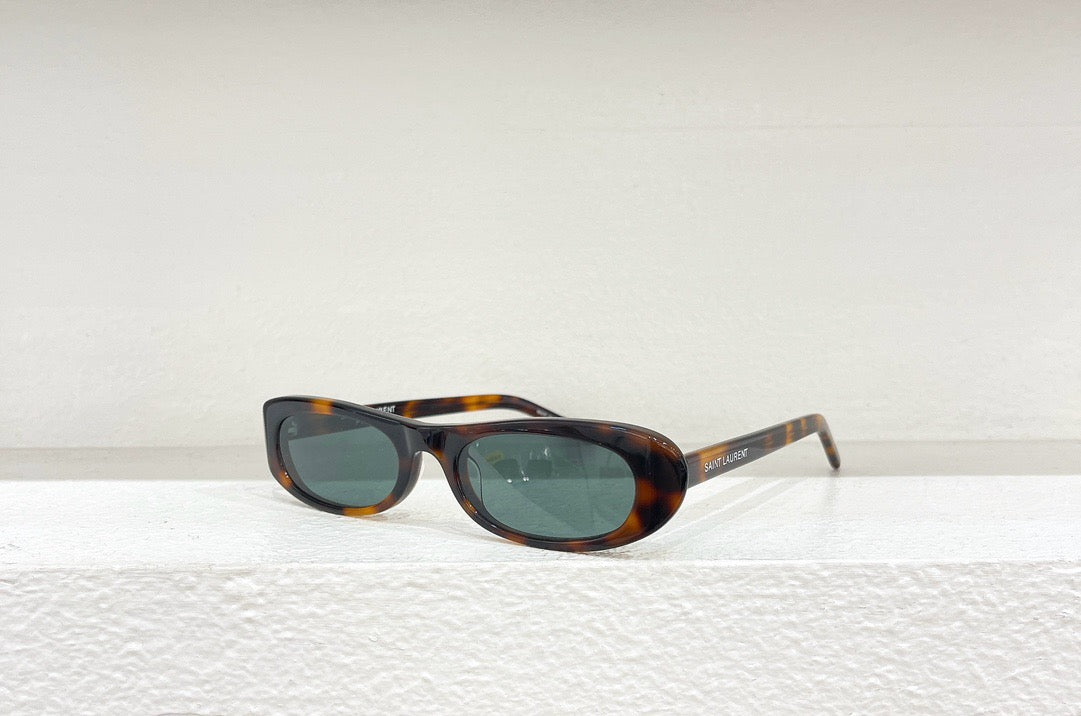 Schwarze, braune und weiße Sonnenbrille