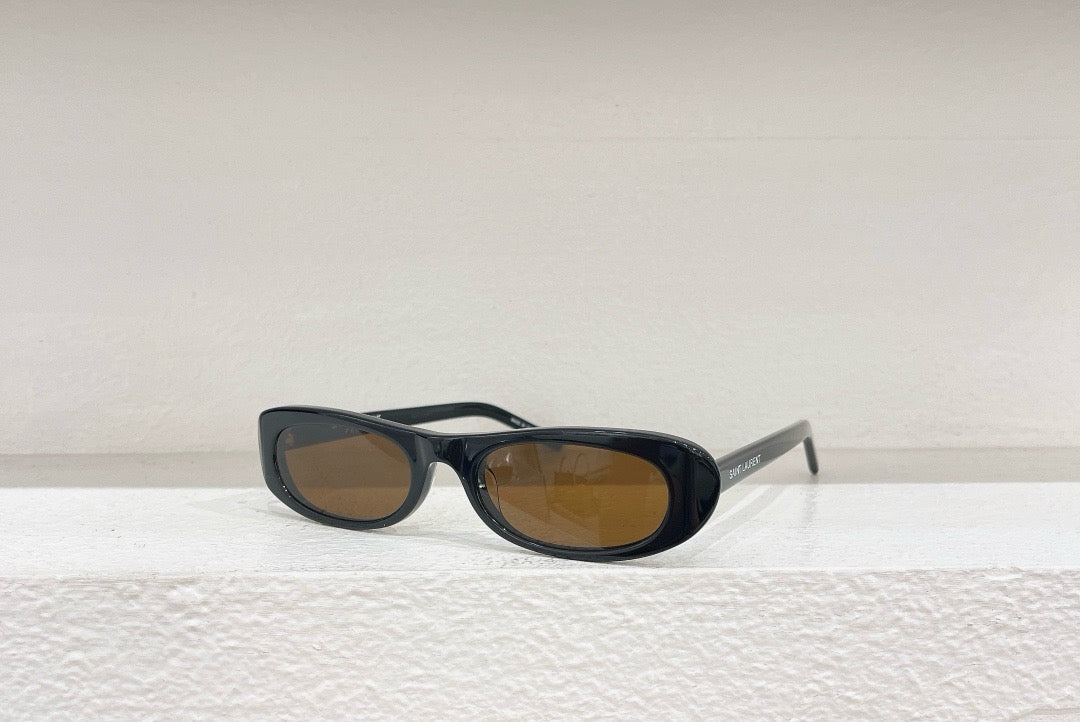 Schwarze, braune und weiße Sonnenbrille
