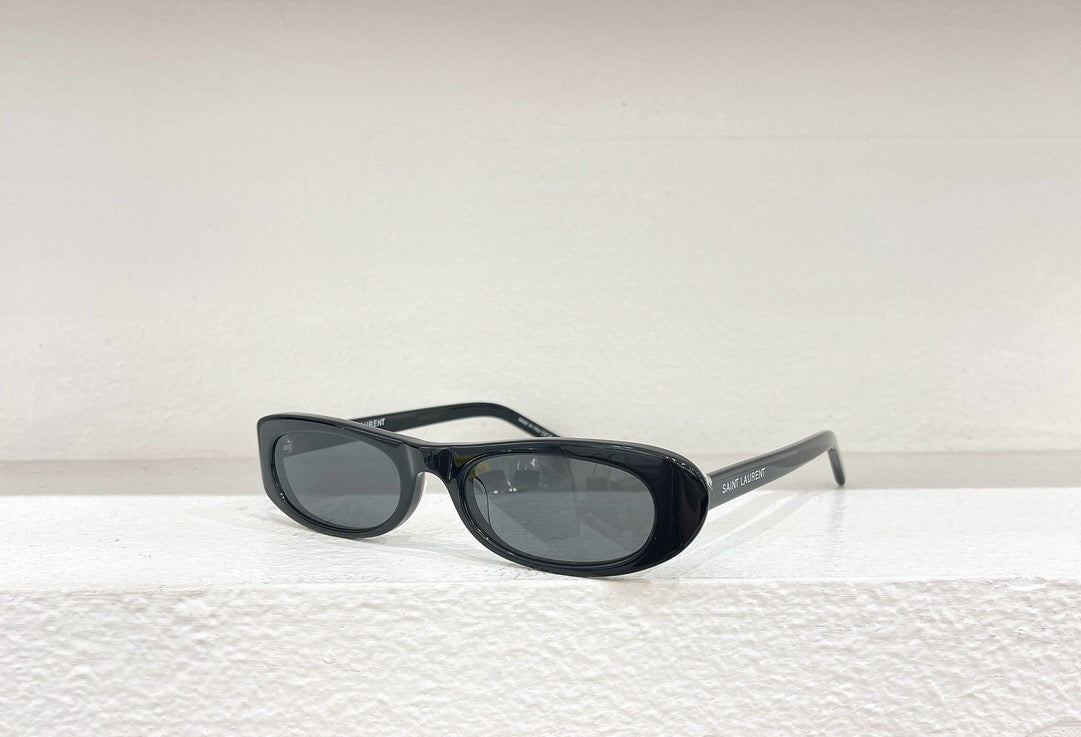 Schwarze, braune und weiße Sonnenbrille