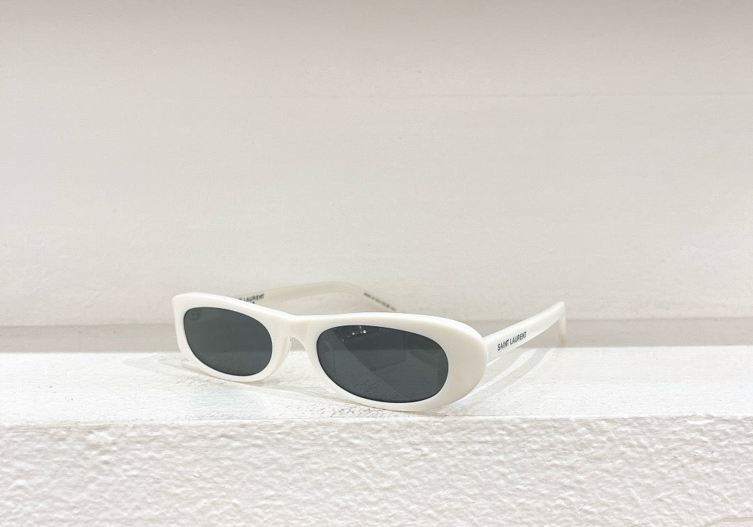 Schwarze, braune und weiße Sonnenbrille
