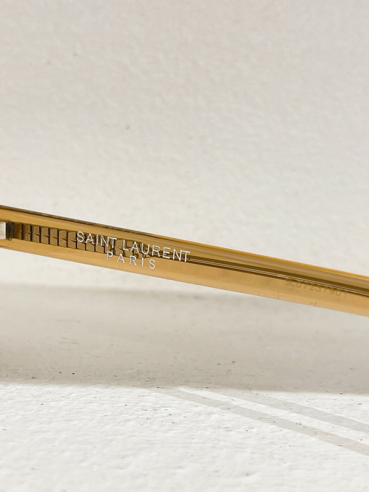 Schwarze, braune und weiße Sonnenbrille