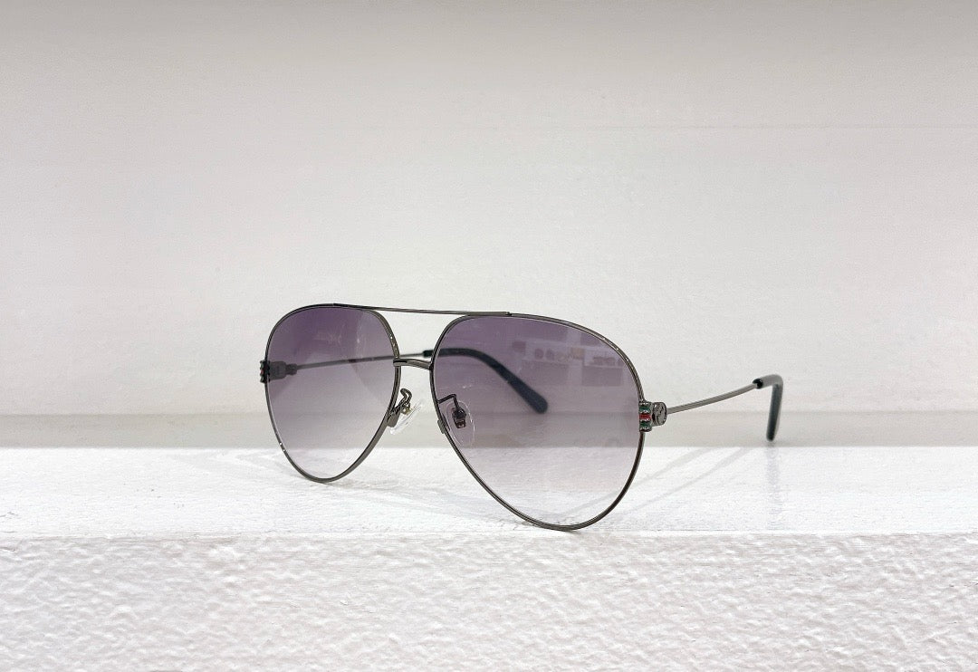 Blaue, rote und braune Sonnenbrille