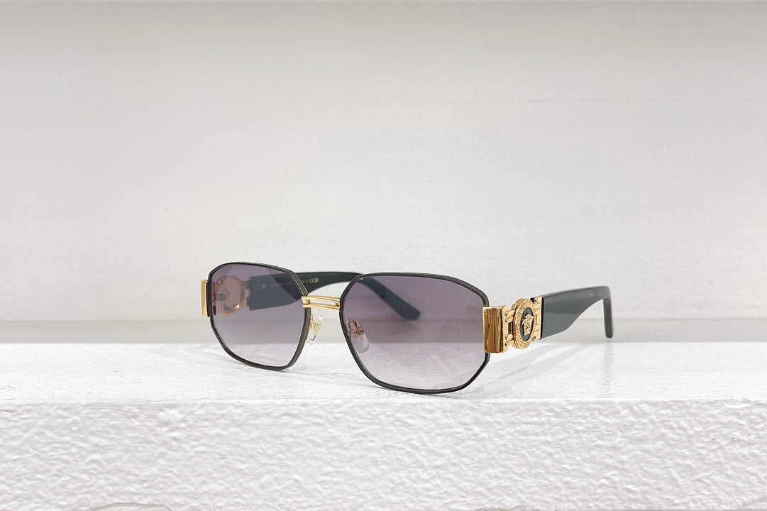 Schwarze, blaue, weiße und braune Sonnenbrille