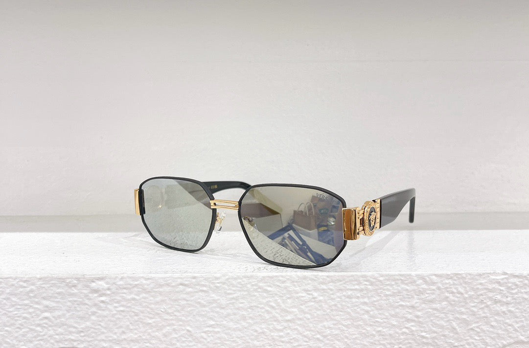 Schwarze, blaue, weiße und braune Sonnenbrille