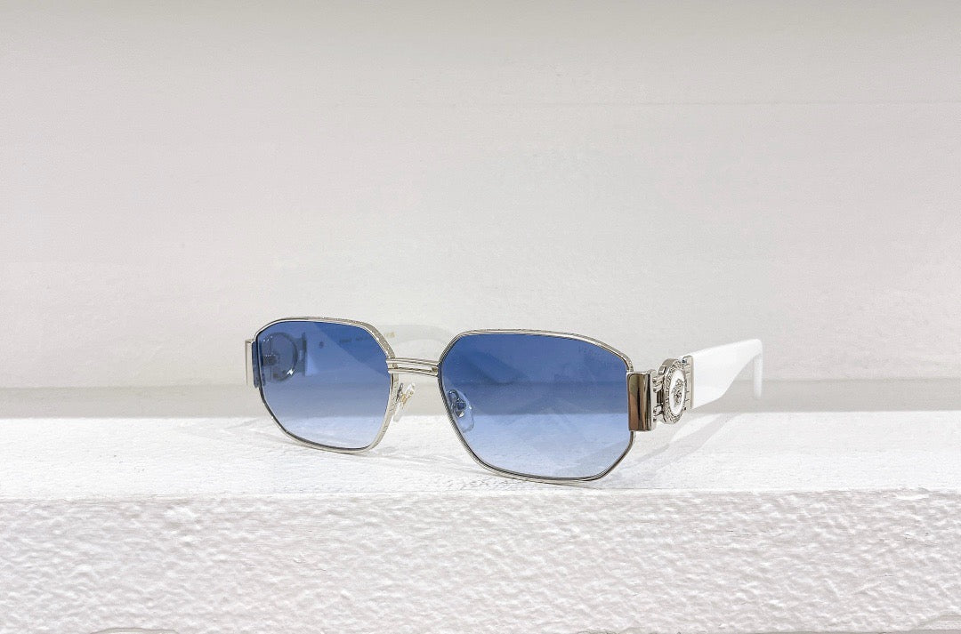 Schwarze, blaue, weiße und braune Sonnenbrille