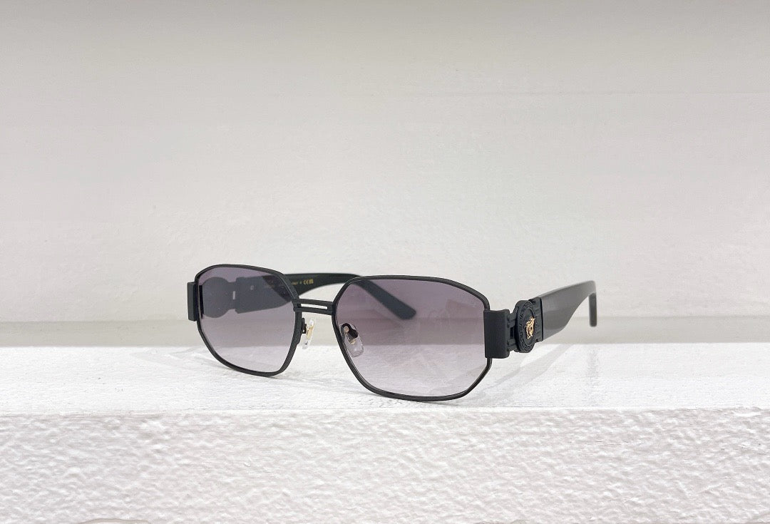Schwarze, blaue, weiße und braune Sonnenbrille