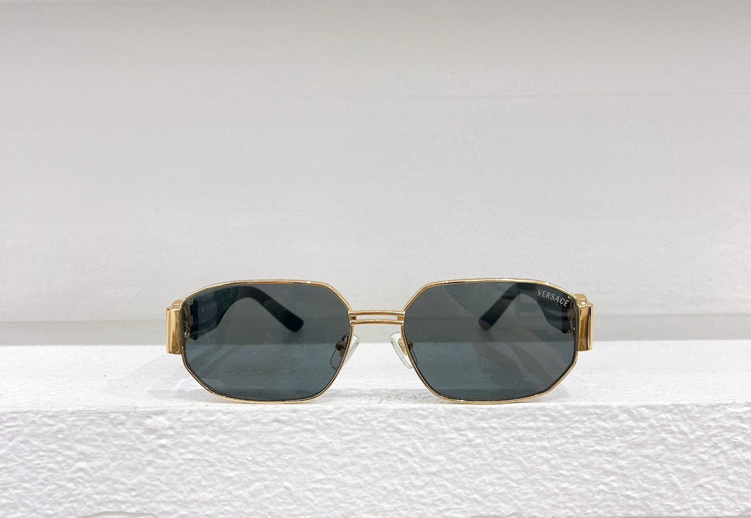Schwarze, blaue, weiße und braune Sonnenbrille